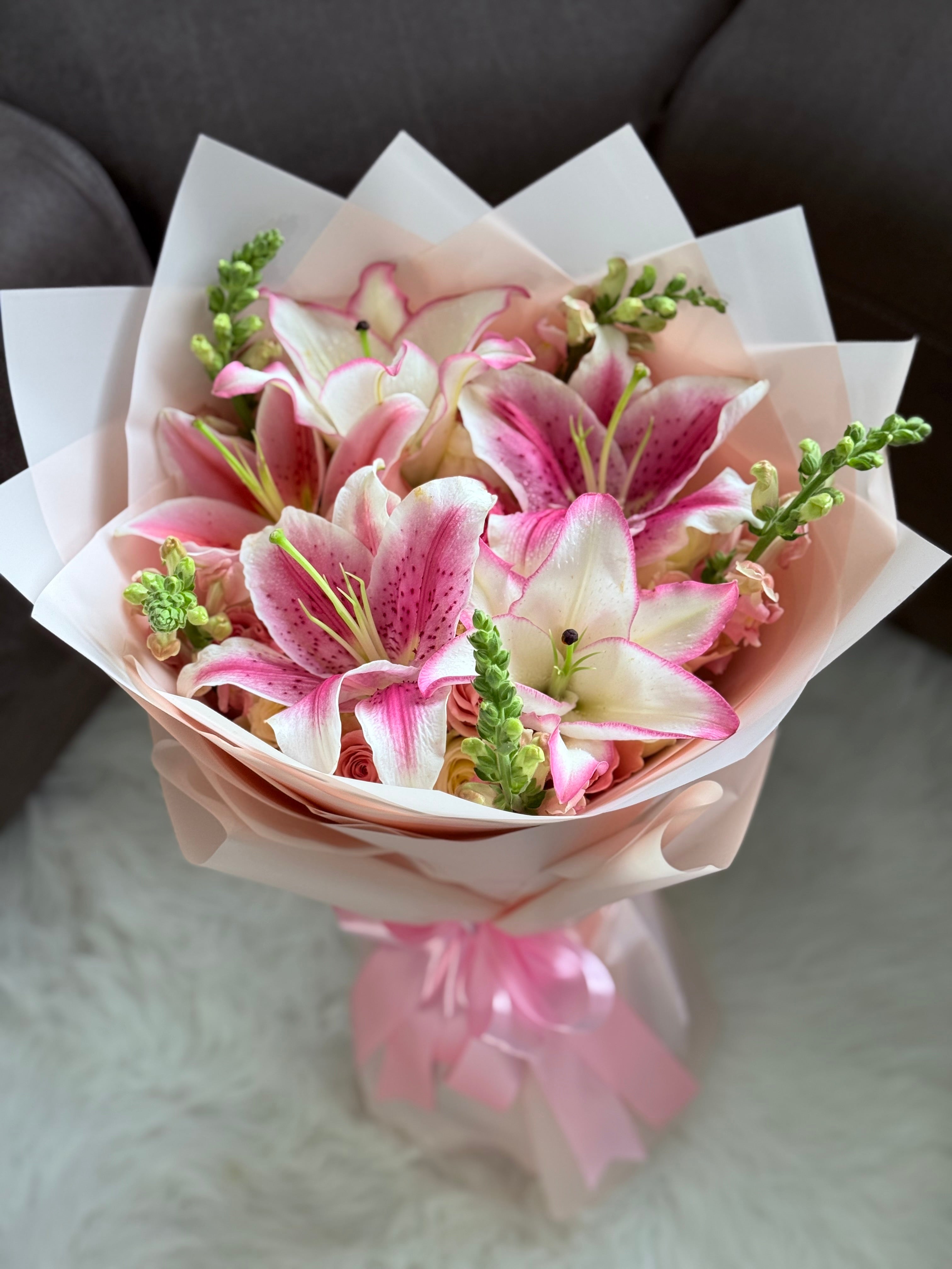 Graceful Roses & Lilies Bouquet